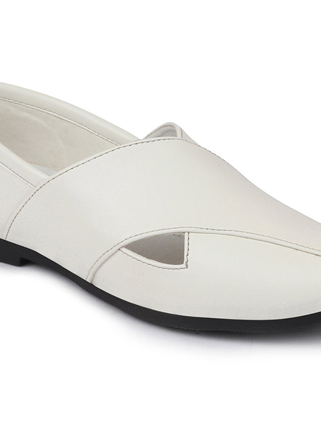 Men Ethnic White Criss Cross Slip On Juttis and Mojaris